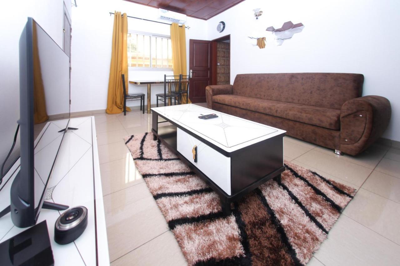 Studio Meuble Carrefour Bastos En Face Du Black And White 야운데 외부 사진
